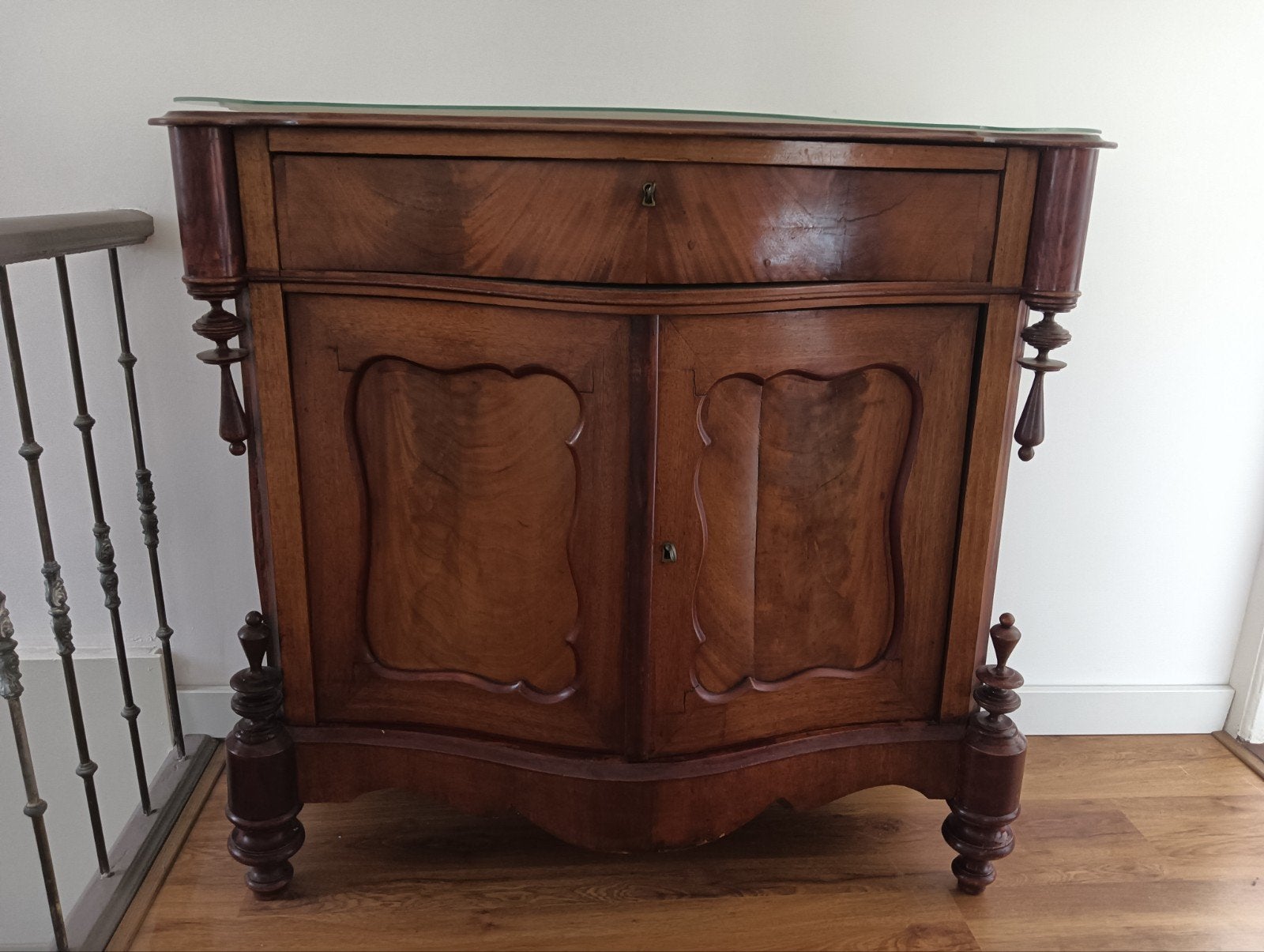 biedermeier penantkastje, Ophalen