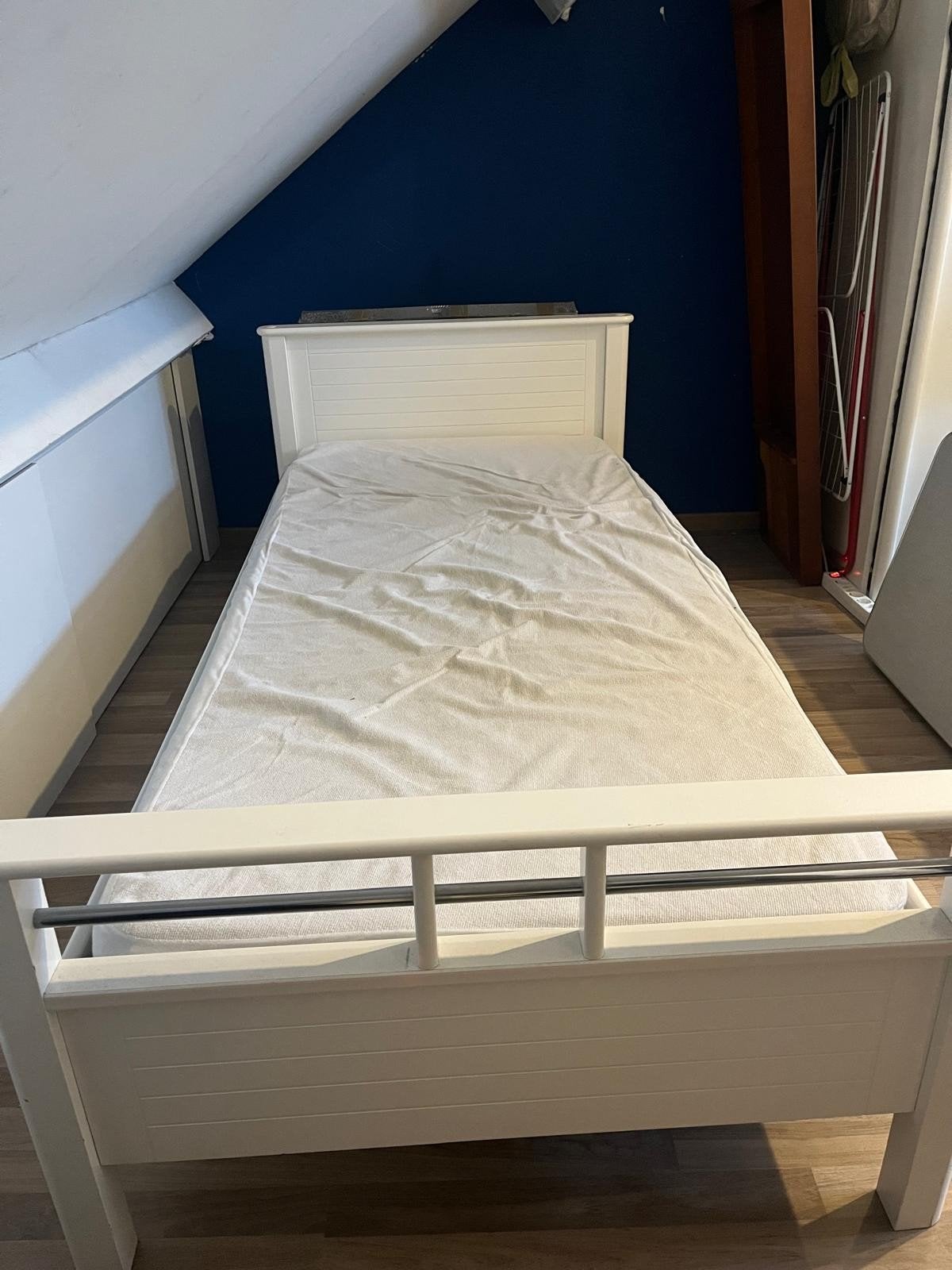 Comfortabel eenpersoonsbed met lattenbodem, Huis en Inrichting, Slaapkamer | Bedden, Gebruikt, 90 cm, Eenpersoons, Wit