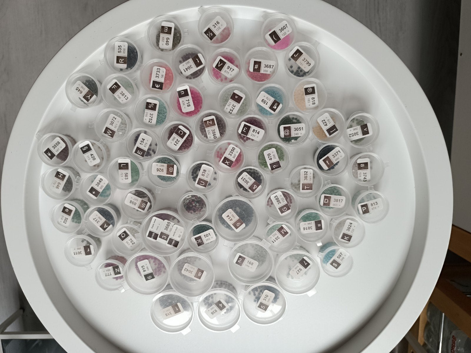 Partij vierkante diamond painting steentjes in doosjes, Gebruikt, Meerkleurig, Ophalen of Verzenden, Kunststof