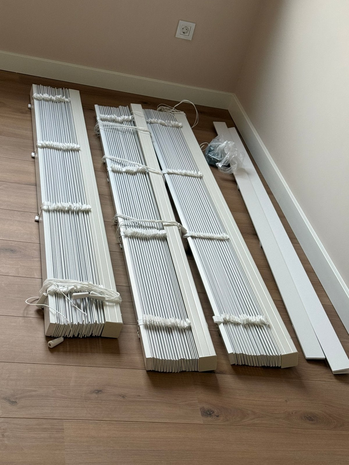 3 stuks  jaloezieën gordijnen  voor € 300 CM 150 / CM 170, Ophalen of Verzenden, Zo goed als nieuw, Jaloezie