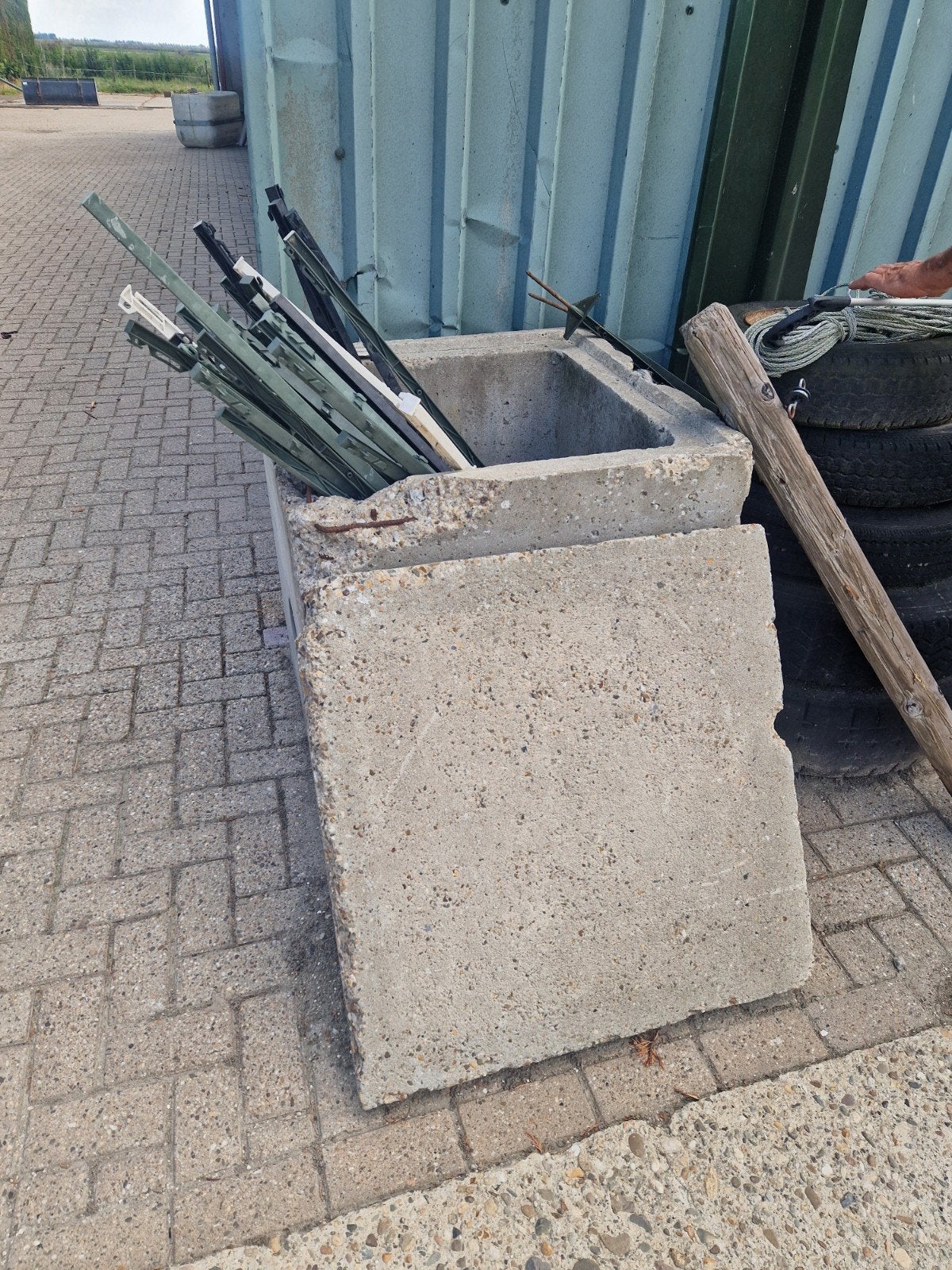 betonnen put met deksel, Ophalen, Rond