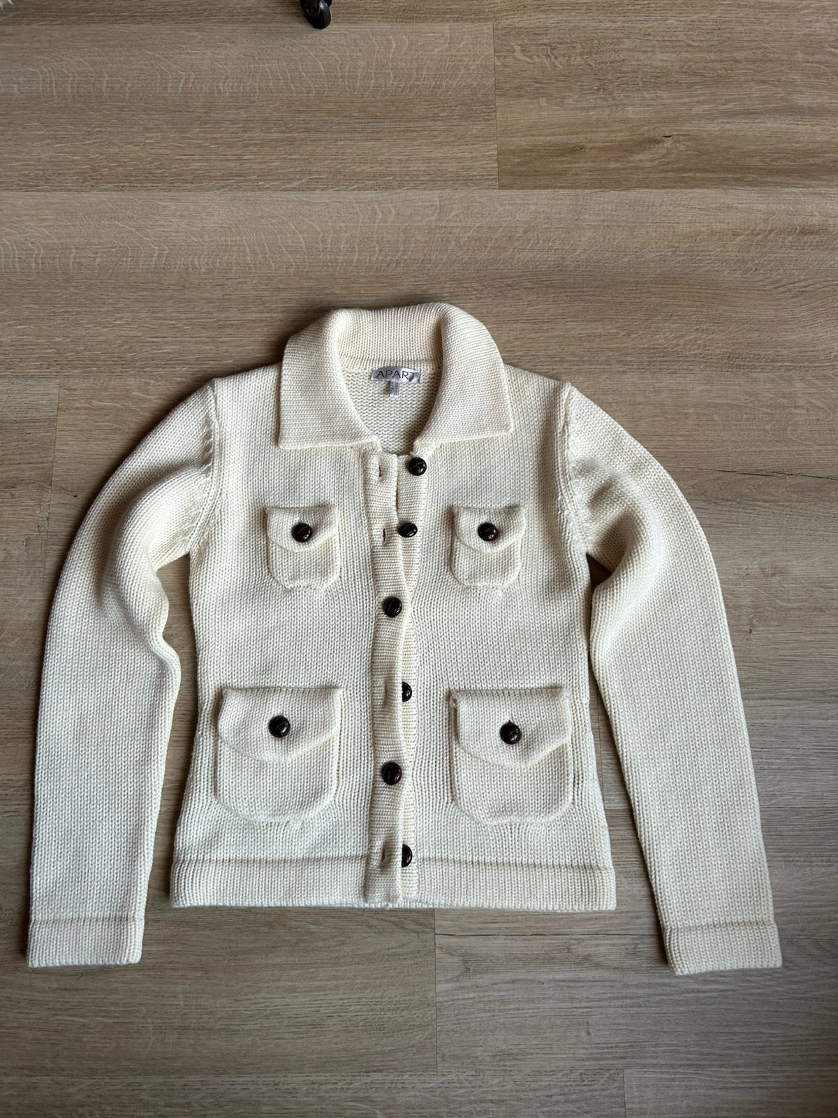APART vest 50% wol 36 creme met mooie knopen zgan, Kleding | Dames, Ophalen of Verzenden, Zo goed als nieuw, Maat 36 (S), Beige