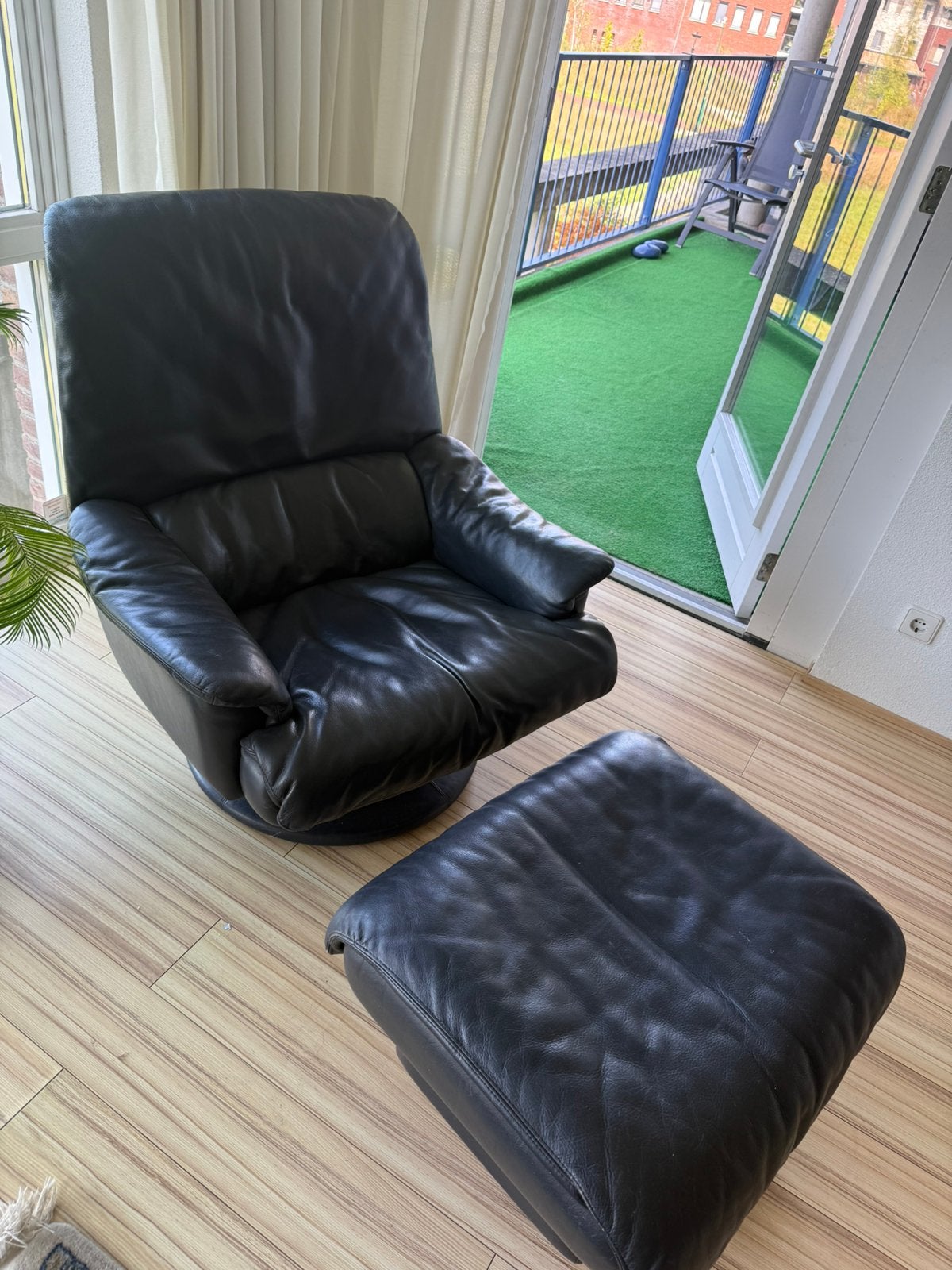 Moet weg ‼️ Benders Leren Draaifauteuil met Poef grijsblauw, Ophalen, Zo goed als nieuw, 75 tot 100 cm, Leer