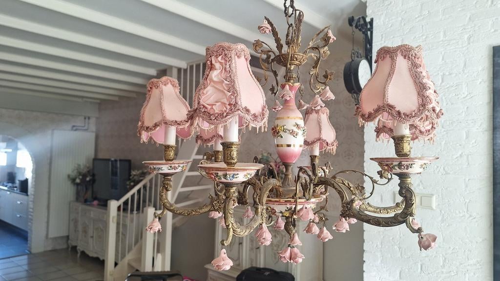 Antieke kroonluchter met roze kappen en bloemdetails, Ophalen of Verzenden