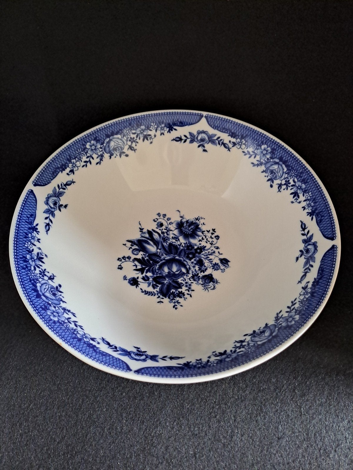 Porseleinen saladeschaal met blauw-wit bloemmotief, Huis en Inrichting, Keuken | Servies, Ophalen of Verzenden, Overige stijlen