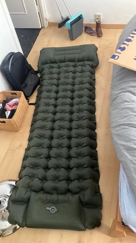 Air mattress with built in pump, Ophalen, Ingebouwde pomp, Zo goed als nieuw, 1-persoons