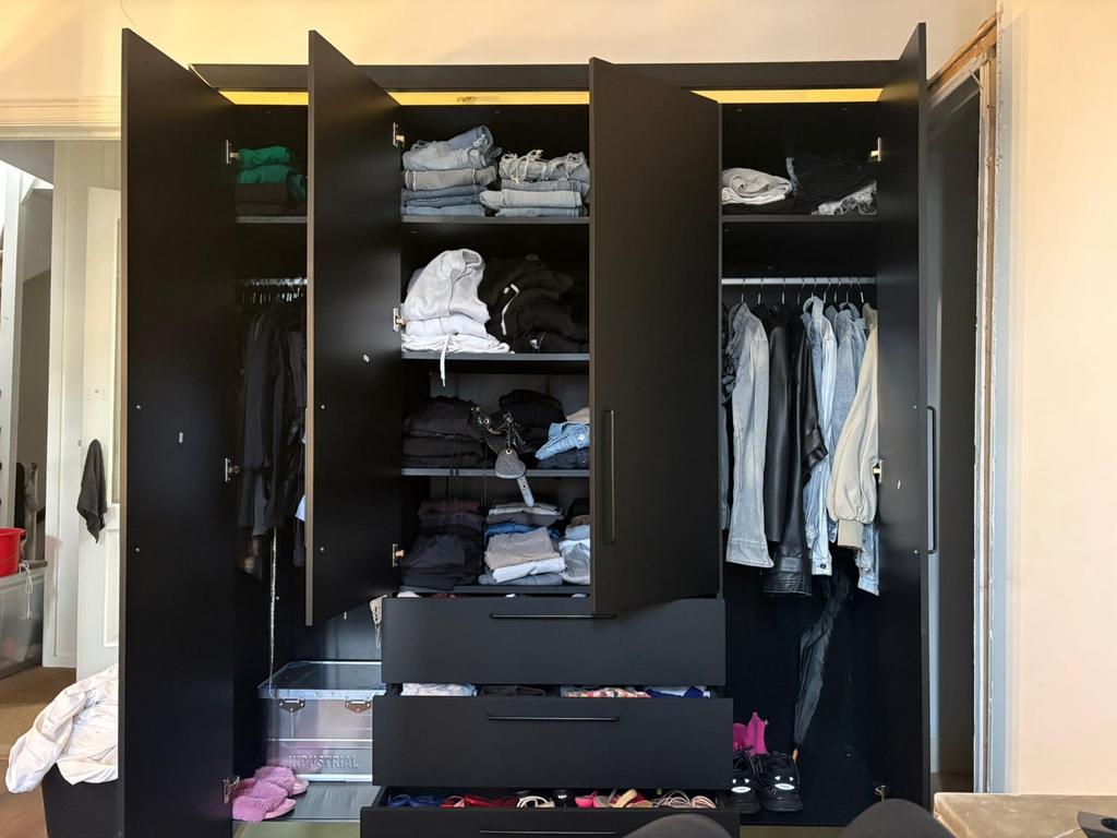 Zwarte kledingkast met gouden accenten en lades, Huis en Inrichting, Kasten | Kledingkasten, 200 cm of meer, 150 tot 200 cm, Ophalen of Verzenden