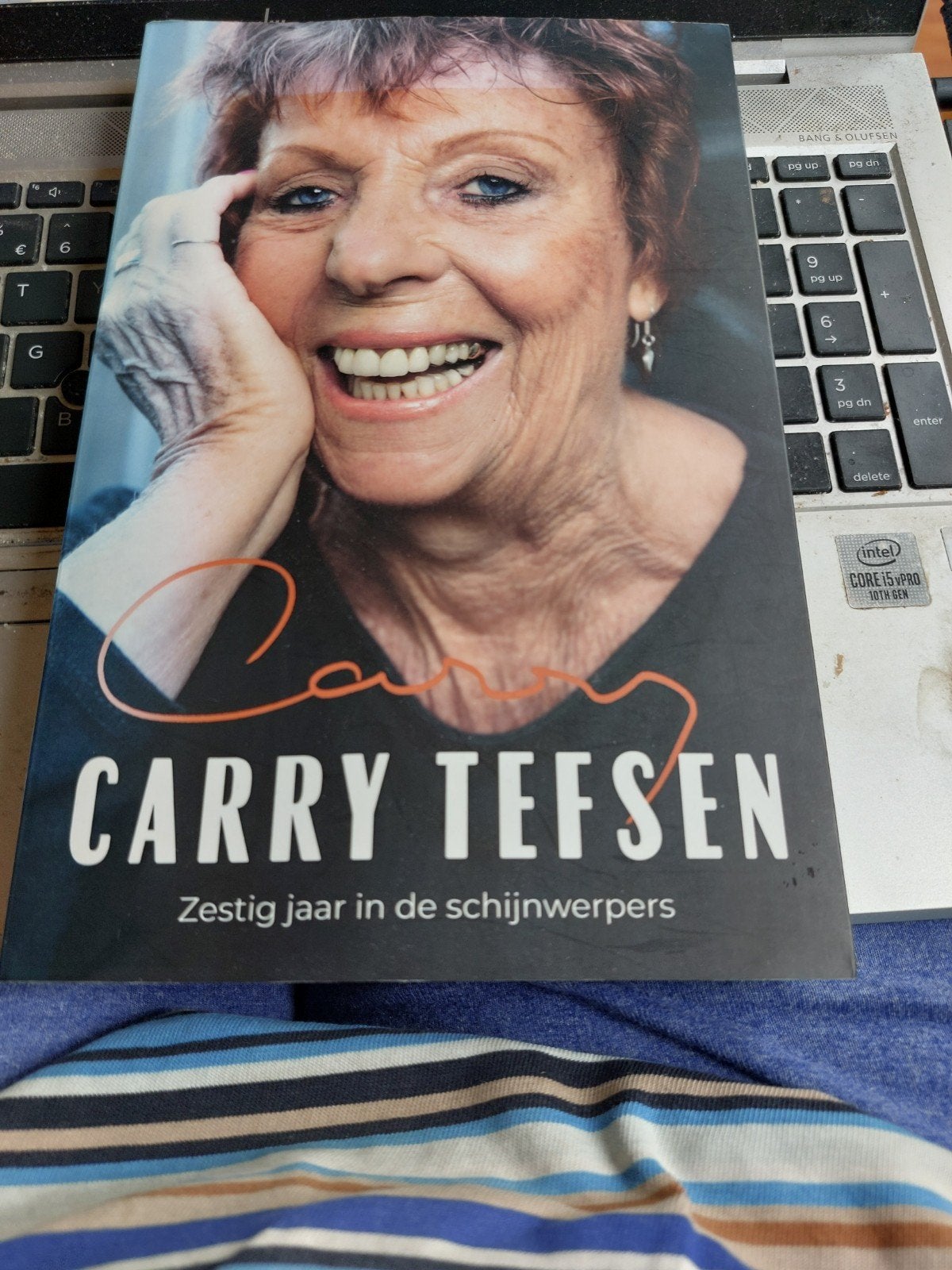 Carry Tefsen - Zestig jaar in de schijnwerpers, Ophalen of Verzenden, Zo goed als nieuw, Carry Tefsen, Film, Tv en Media