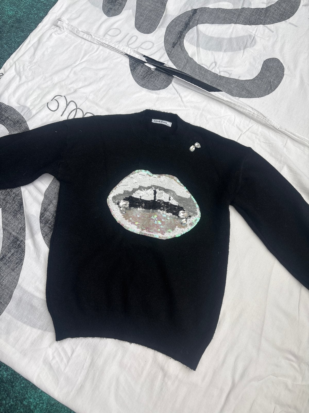 Zwarte trui met pailletten lippen - Amo&Roma, Kleding | Dames, Ophalen of Verzenden, Nieuw, Maat 38/40 (M), Zwart