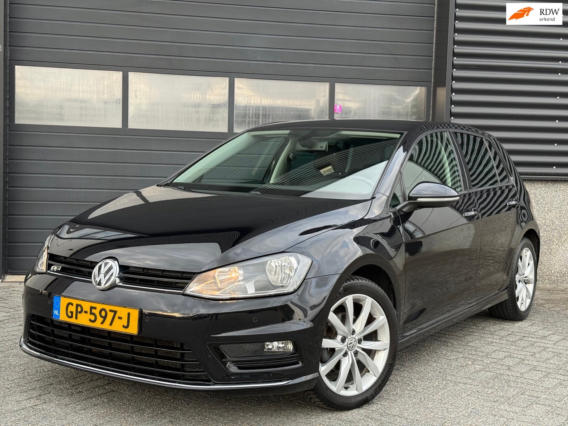 Volkswagen Golf 1.2 TSI R-line stof/leder Navi camera, Auto's, Volkswagen, Gebruikt, 4 cilinders, Zwart, Origineel Nederlands