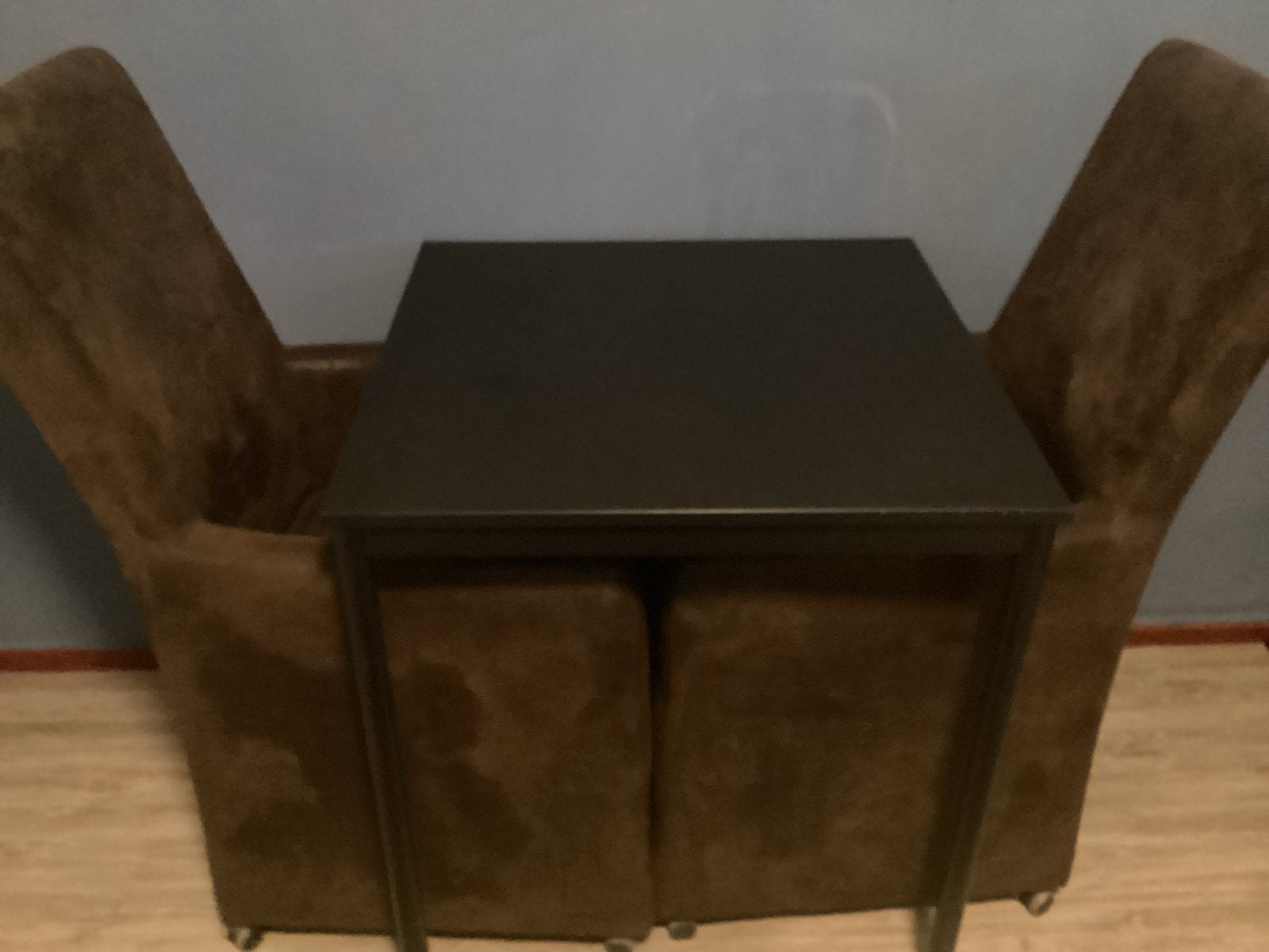 Eettafel met 2 stoelen - Compact en stijlvol, Huis en Inrichting, Tafels | Eettafels, Ophalen, Vierkant, Tot twee personen, Zo goed als nieuw