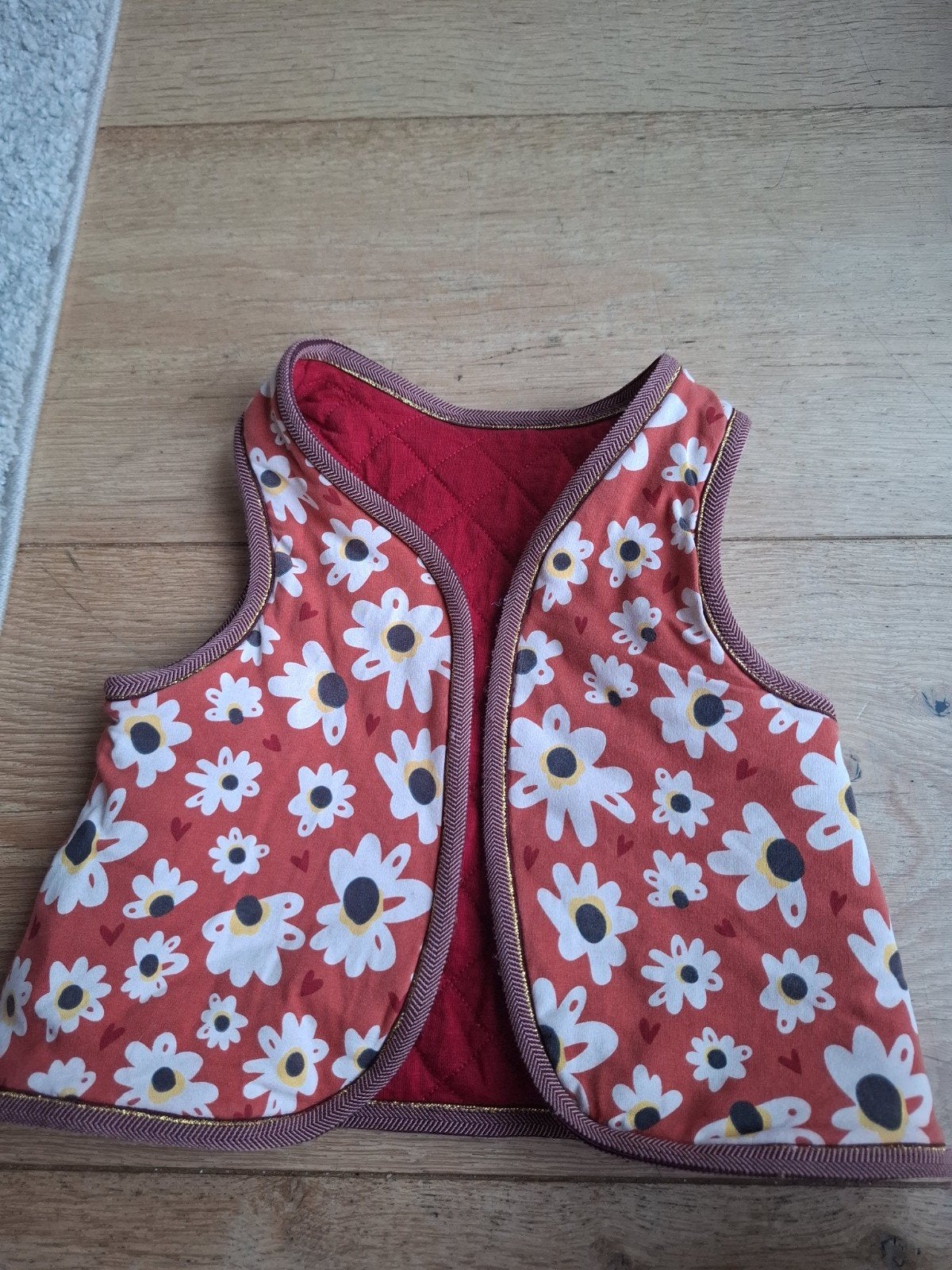 Jubel omkeerbaar vestje met bloem rood maat 86, Kinderen en Baby's, Babykleding | Maat 86, Ophalen of Verzenden, Zo goed als nieuw