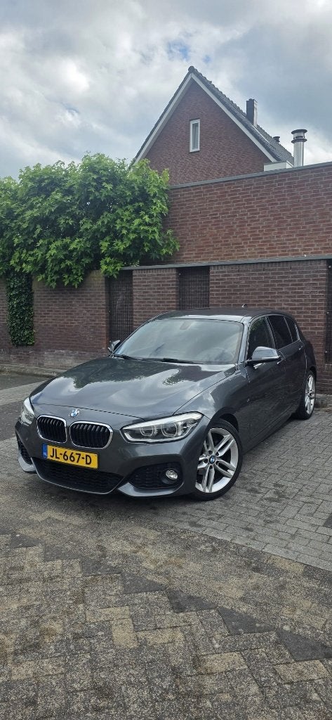 BMW 1-Serie 118i 136pk Aut 2016 Grijs APK 2027, Auto's, 650 kg, 19 km/l, Particulier, 3 cilinders