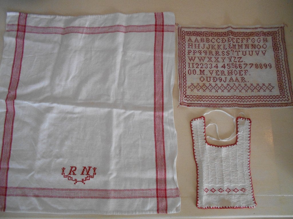 Oud geborduurd linnen. Theedoek merklap , slabbertje, Ophalen of Verzenden