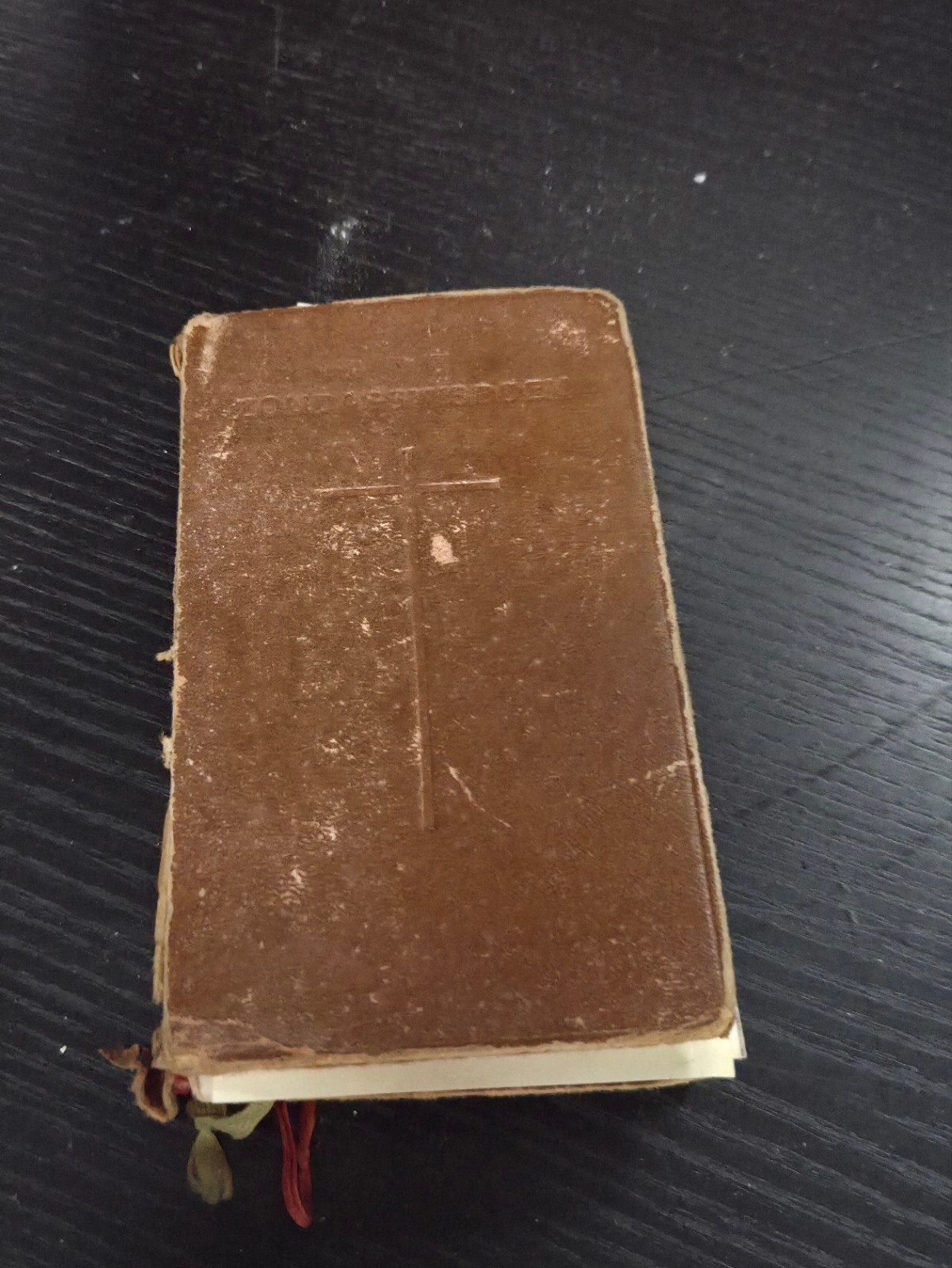 Oud Gebedenboekje met Kruis Reliëf en Bijlagen