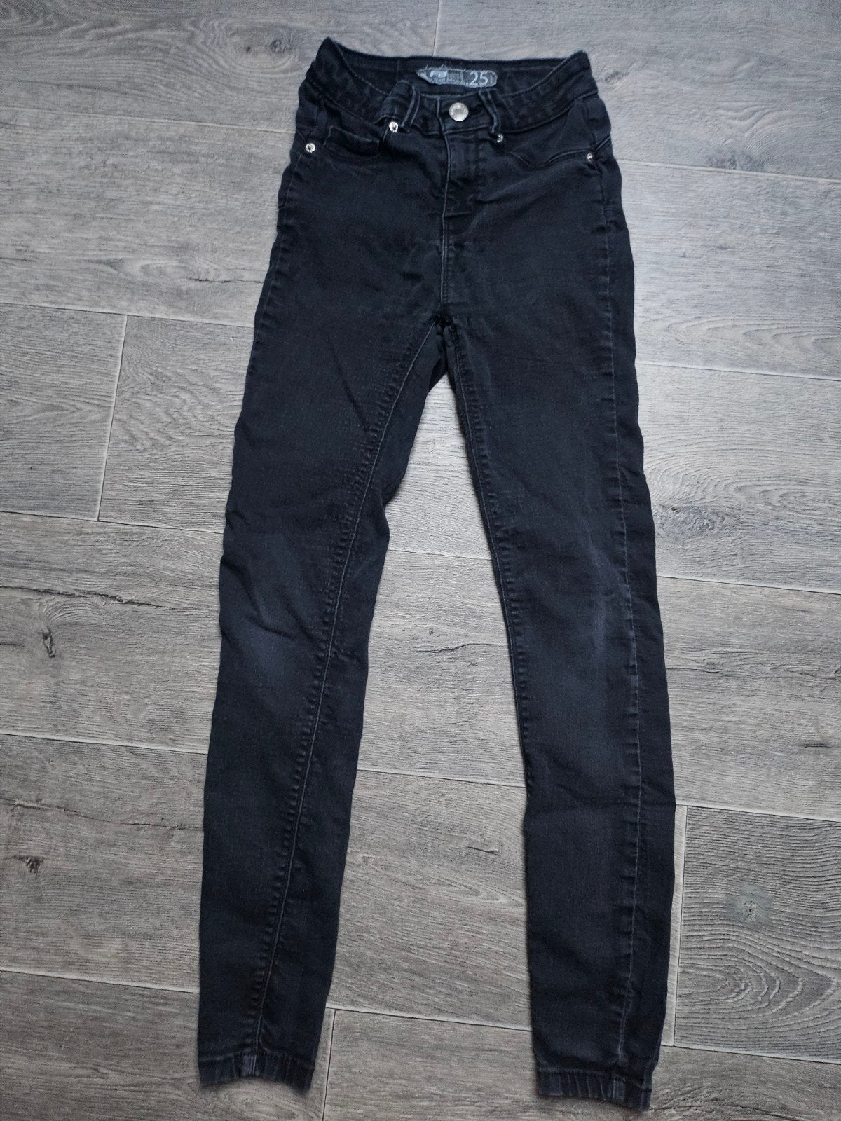 FB Sister Zwarte Skinny Jeans Maat 25, Kleding | Dames, Zwart, Ophalen of Verzenden, Zo goed als nieuw, W27 (confectie 34) of kleiner