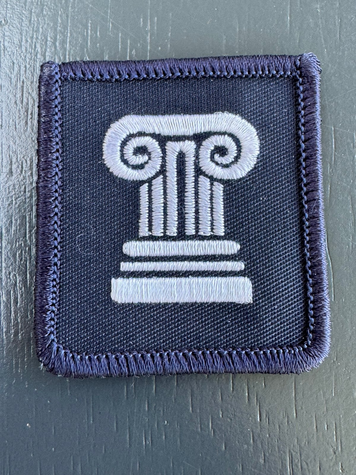 KM(KMar?) Borstembleem Staf-Bureau CDC, Verzamelen, Ophalen of Verzenden, Marine, Nederland, Embleem of Badge
