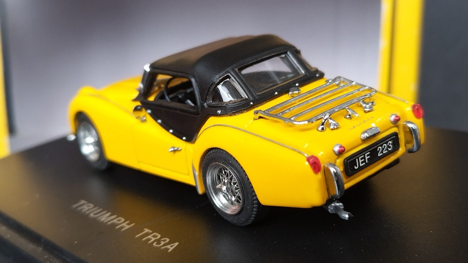 Triumph Tr3 a Yellow Closed Roof 1:43 Jouef Evolution Pol, Hobby en Vrije tijd, Modelauto's | 1:43, Overige merken, Auto, Verzenden