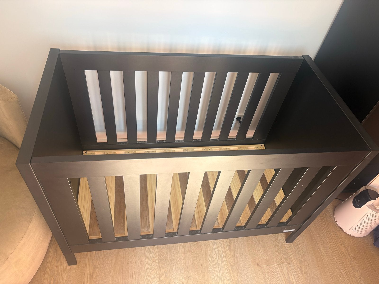 Babyledikant 120x60 met wandplankje - Zo goed als nieuw, Kinderen en Baby's, Babywiegjes en Ledikanten, Ophalen, Zo goed als nieuw