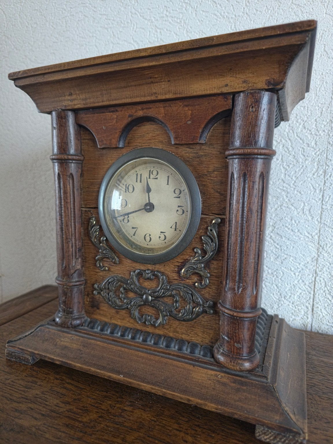 Antieke houten schouwklok met ornamenten – 26,5 cm, Ophalen