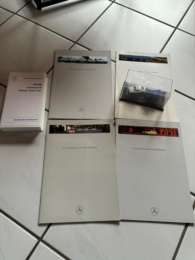 4 Mercedes Taxi Folders en Videoband en Modelauto’s jaren 90, Ophalen of Verzenden, Zo goed als nieuw, Mercedes