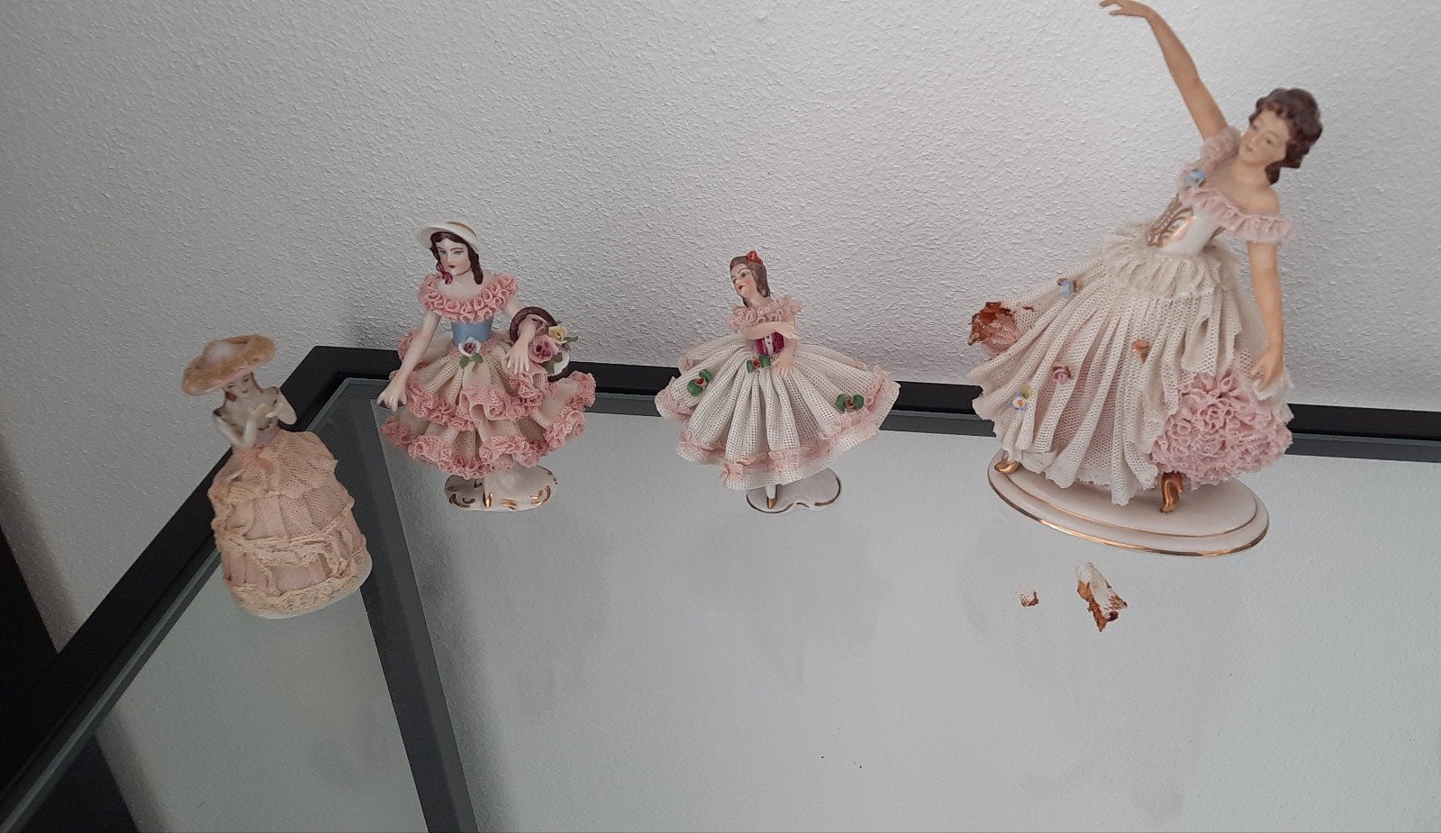 prachtige set van 4 porseleinen beeldjes met echt kant., Ophalen of Verzenden