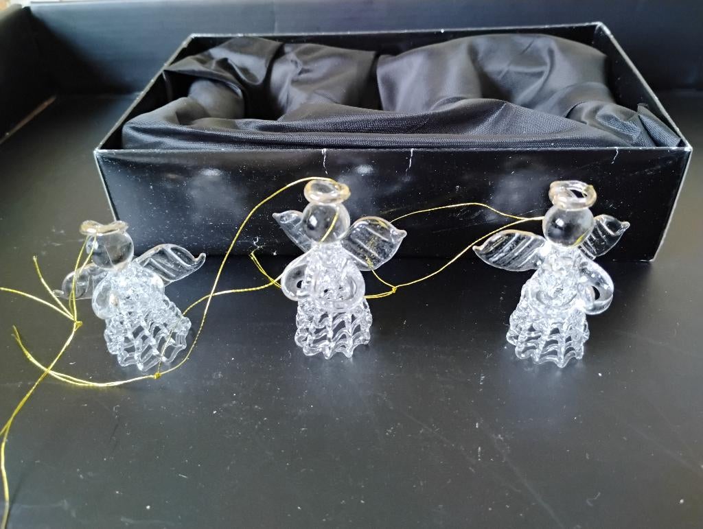 3 glazen engeltjes van 5 cm hoog in doos kersthangers, Diversen, Kerst, Nieuw, Ophalen of Verzenden