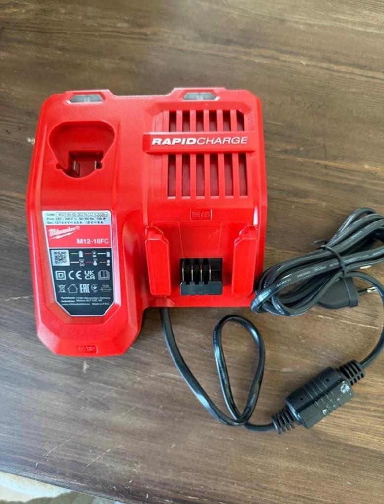 Milwaukee M12-18 FC Snellader - Gebruikt, Ophalen of Verzenden, Zo goed als nieuw