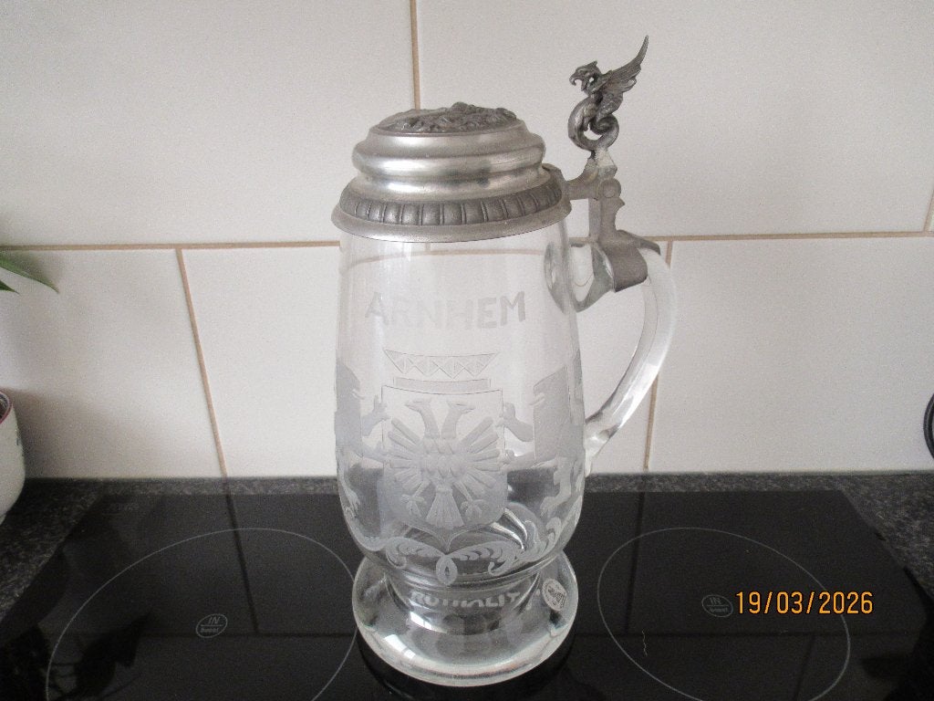 BIERPUL ARNHEM MET STADSWAPEN- GESIGNEERD -ROTH KRISTAL-1981, Ophalen of Verzenden, 30 cm, Overige typen, Handgemaakt
