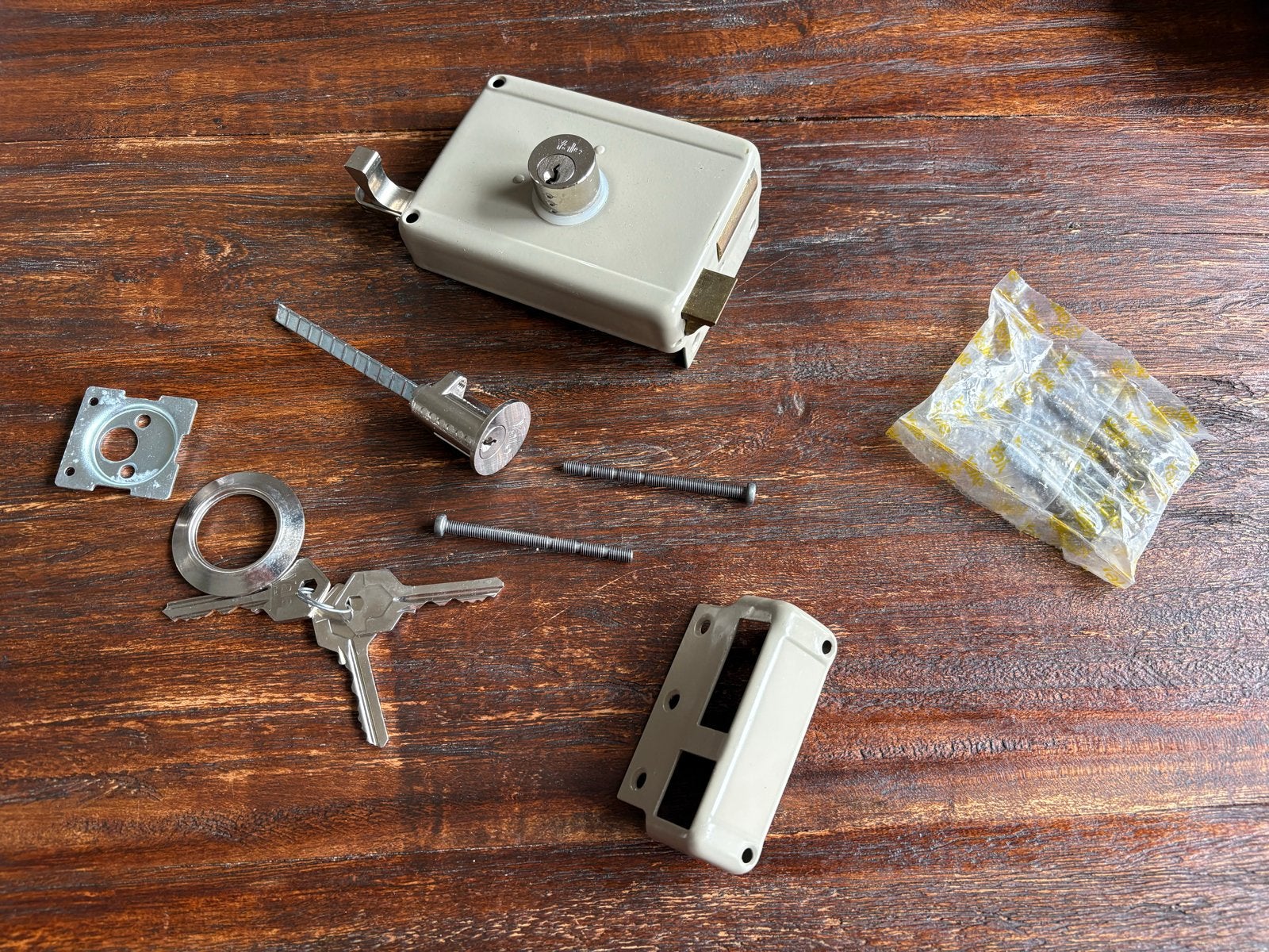 Yale opbouwslot met cilinder en sleutels - draairichting 1, Ophalen, Nieuw, IJzer, Slot