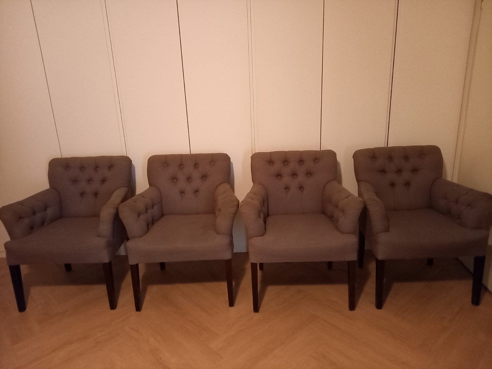 4 landelijke grijze/taupe stoelen kan nog een ronde mee, Ophalen, Gebruikt, Grijs