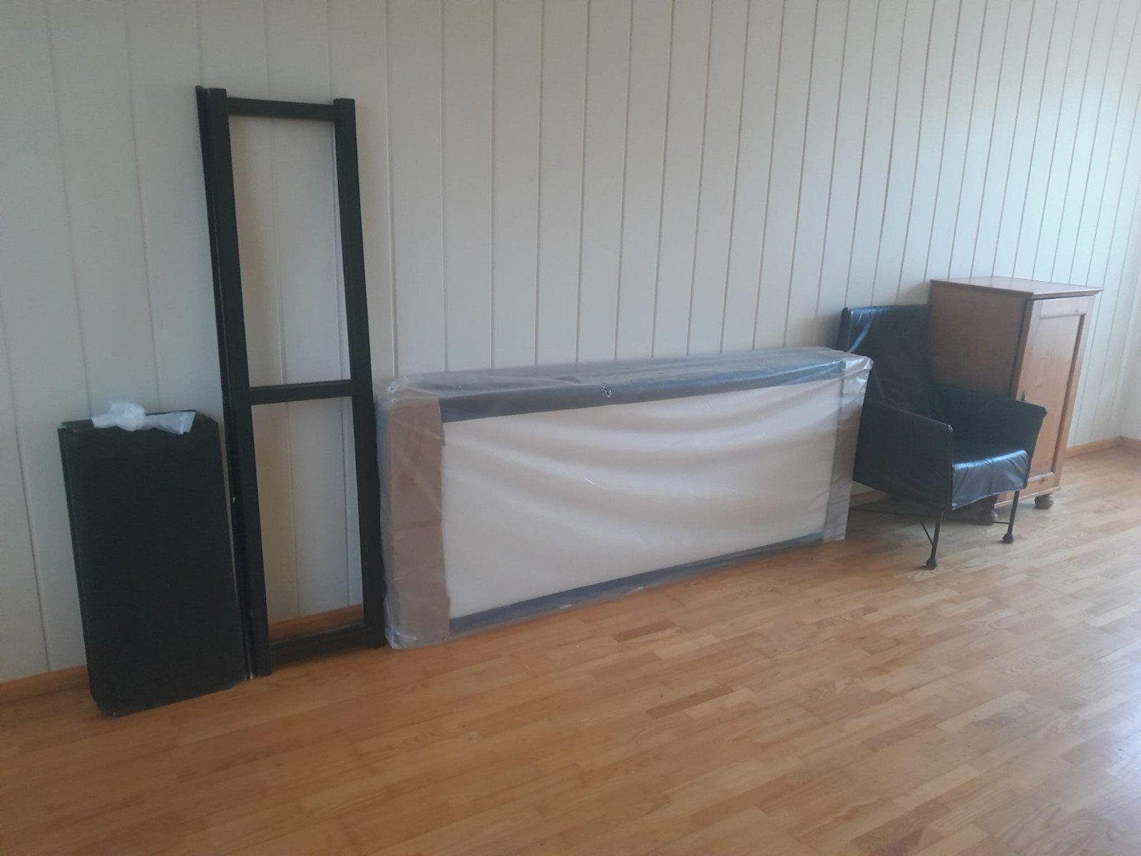 Boxspring, kastje en stoel en ikea kast met planken