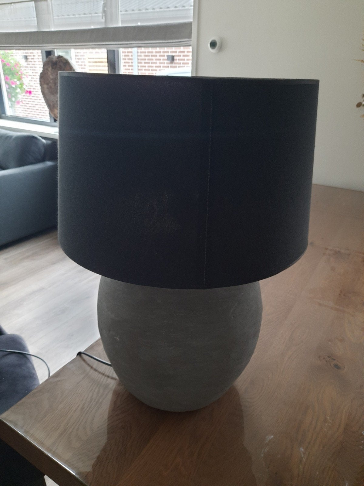 Grijze kruiklamp met zwarte kap, Ophalen