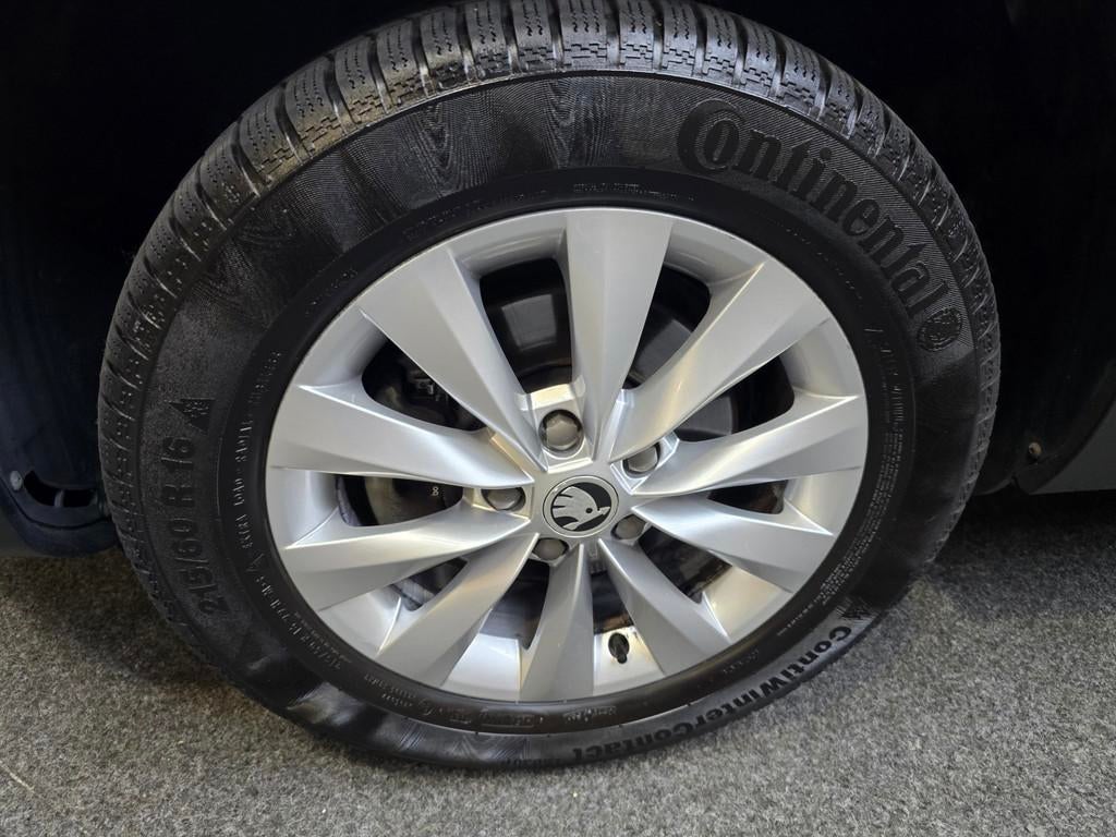 Skoda Karoq 1.5 TSI ACT Business Edition Pano LED Navi Clima, Auto's, Skoda, Stof, 4 cilinders, 150 pk, Lichtsensor