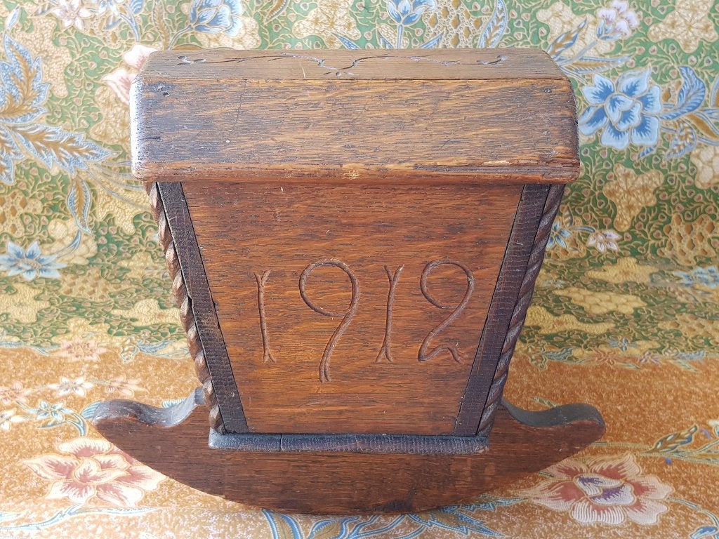 Antieke Engelse eikenhouten poppenwieg 45,5 cm. uit 1912., Ophalen of Verzenden