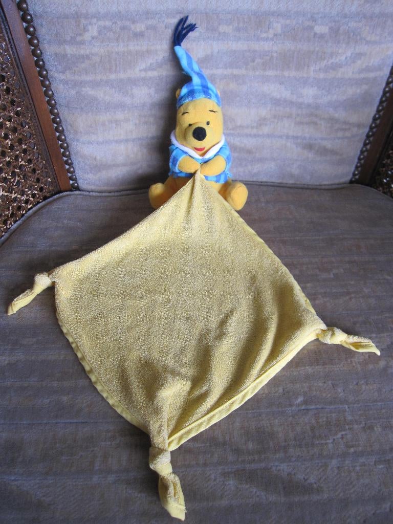Winnie de Poe met knuffeldoekje lapje en met slaapmuts op, Ophalen of Verzenden, Zo goed als nieuw, Overige typen