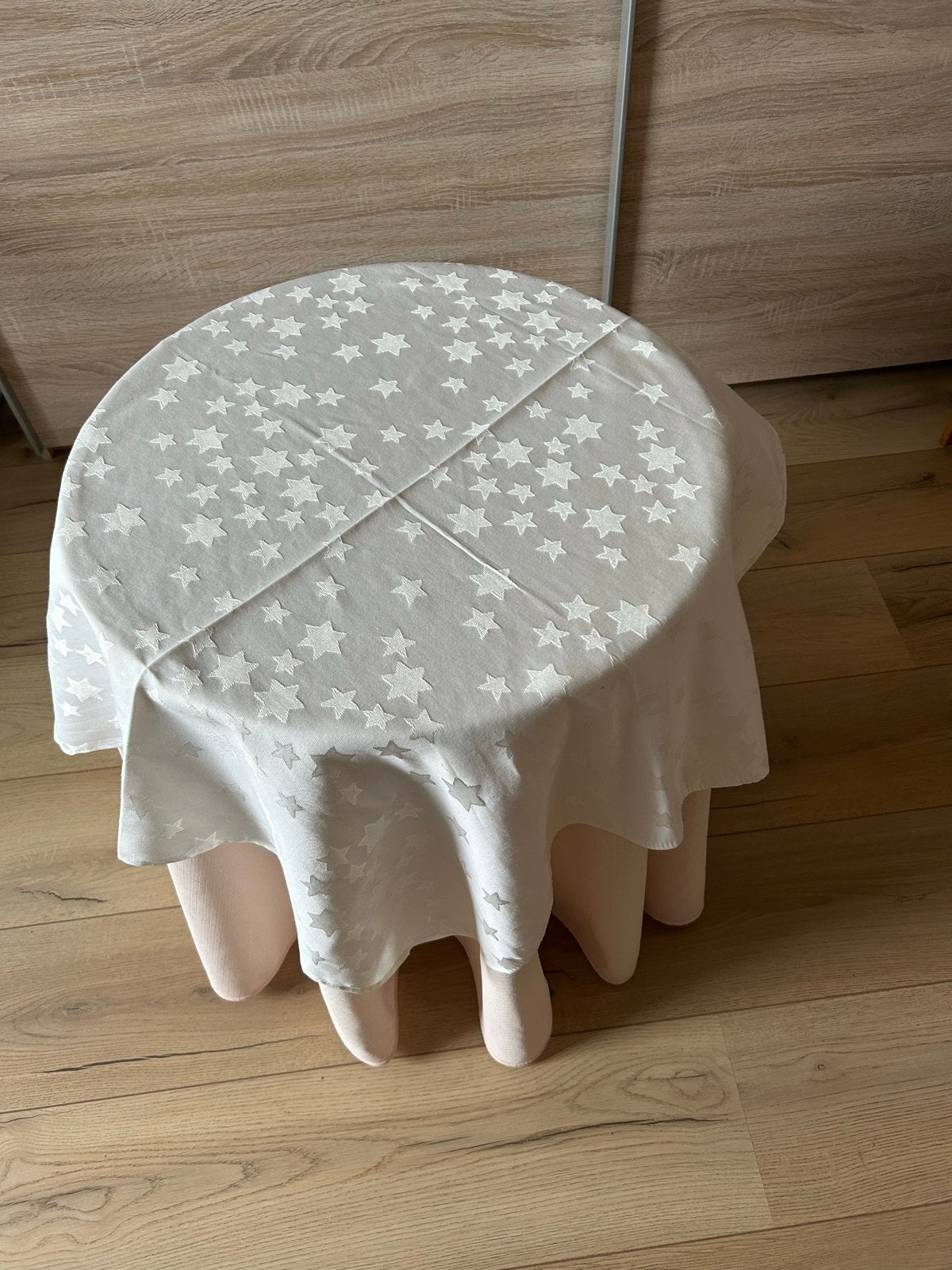 Leuk tafeltje met kleedjes, Huis en Inrichting, Ophalen, Gebruikt, Rond, Overige materialen