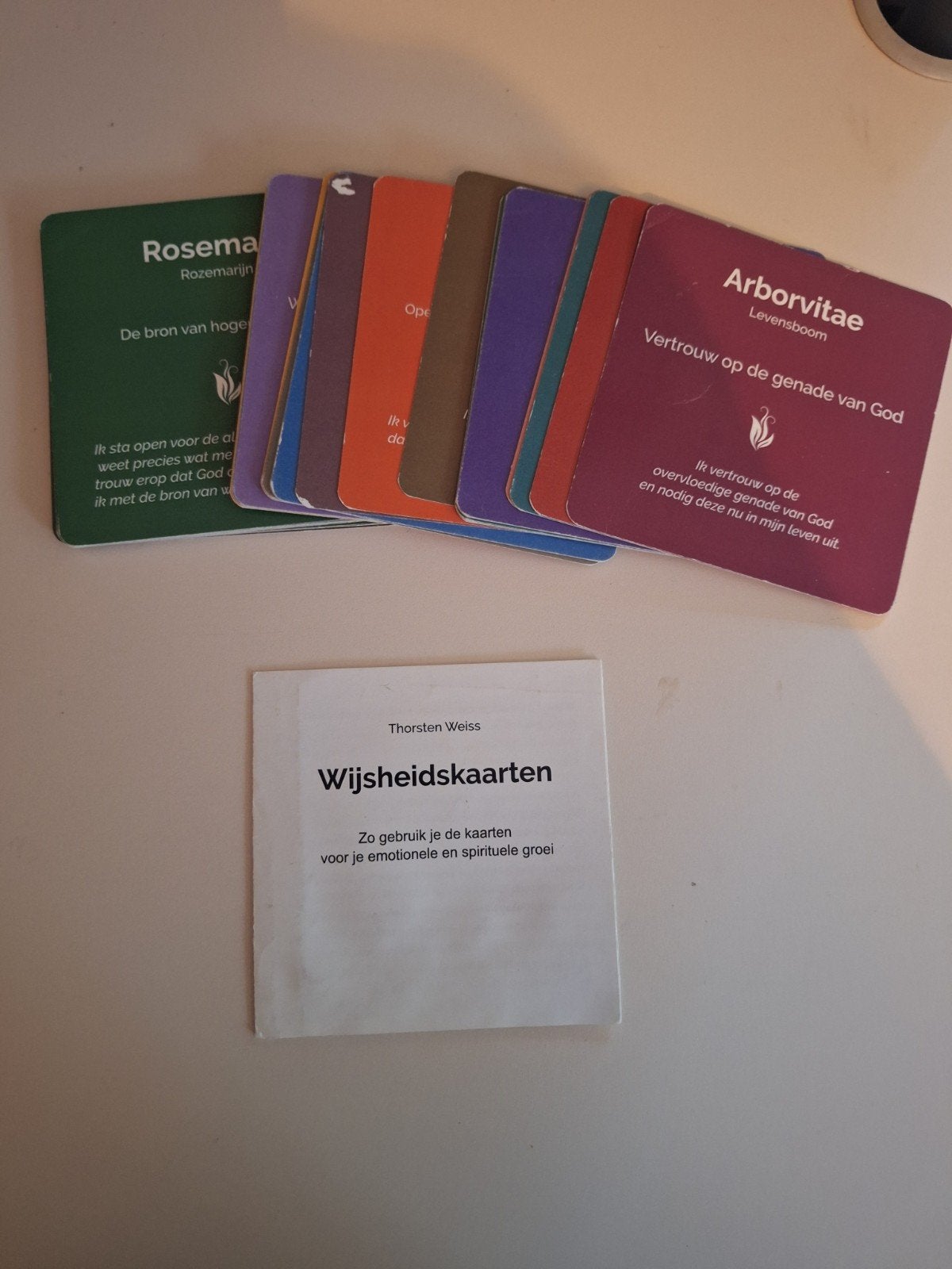 Emoties & Essentiële Oliën Wiel + Wijsheidskaarten, Boeken, Gelezen, Spiritualiteit algemeen, Ophalen of Verzenden, Thorsten Weiss