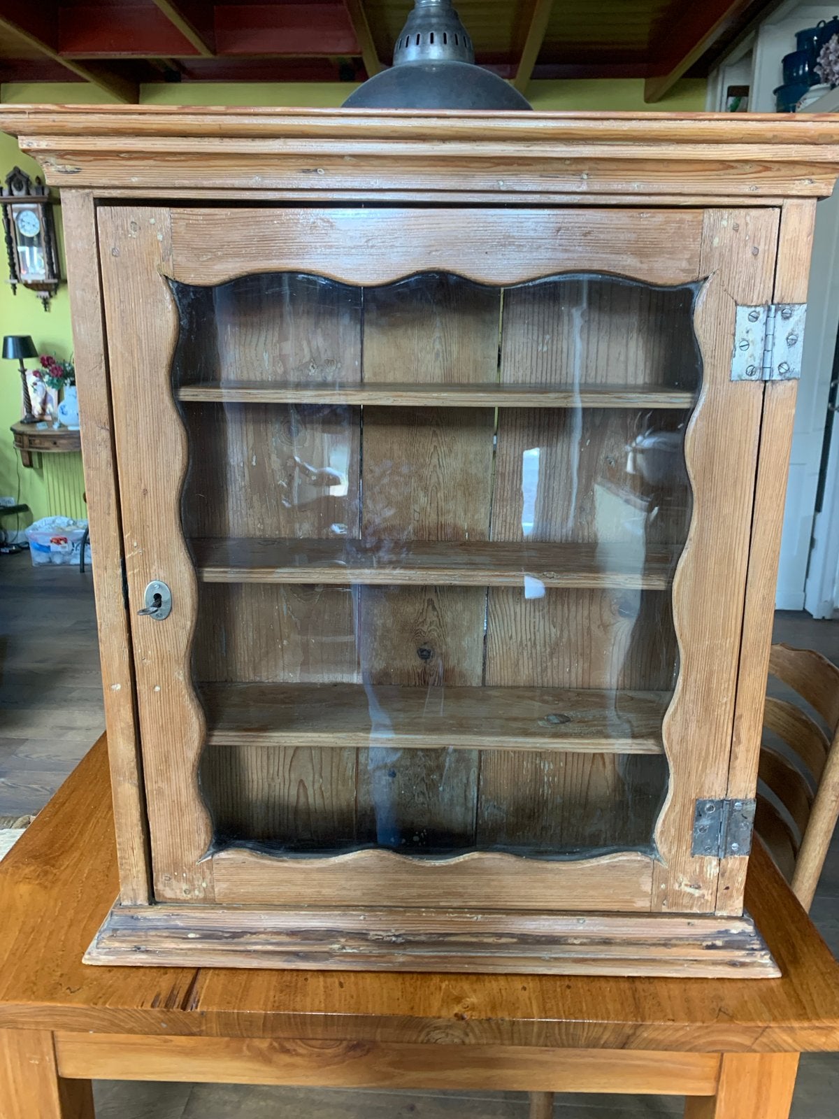 Antiek Biedermeier grenen wandkastje met Origineel Glas, Ophalen