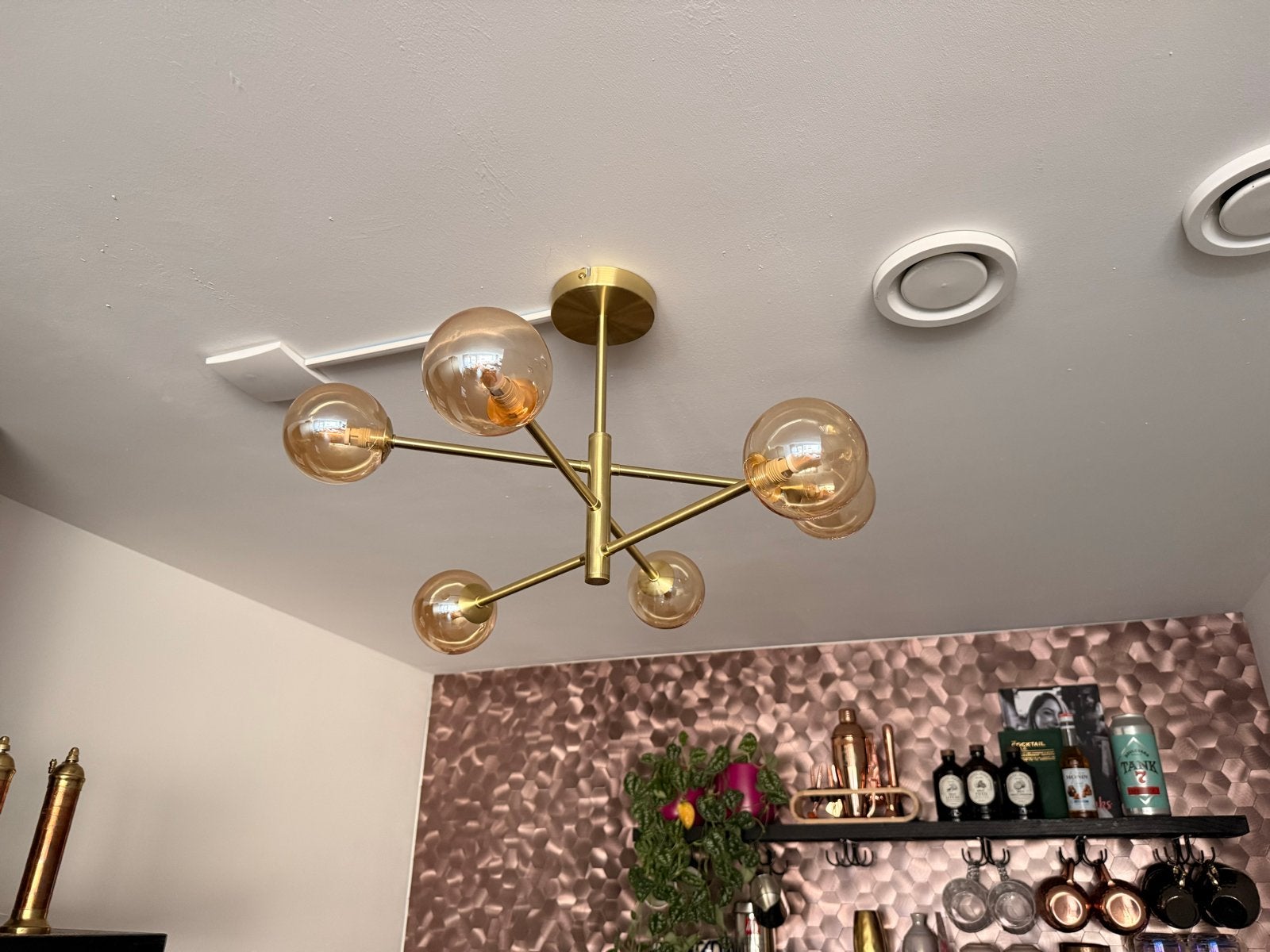 Moderne gouden plafondlamp met 6 amberkleurige glazen bollen, Ophalen, Zo goed als nieuw, Metaal, E14 (klein)