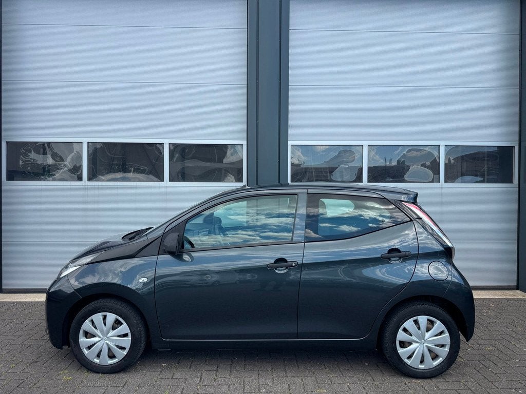 Toyota Aygo 1.0 VVT-i x-fun 5-Deurs Grijs Airco Bluetooth, Auto's, Voorwielaandrijving, Gebruikt, Euro 6, 4 stoelen