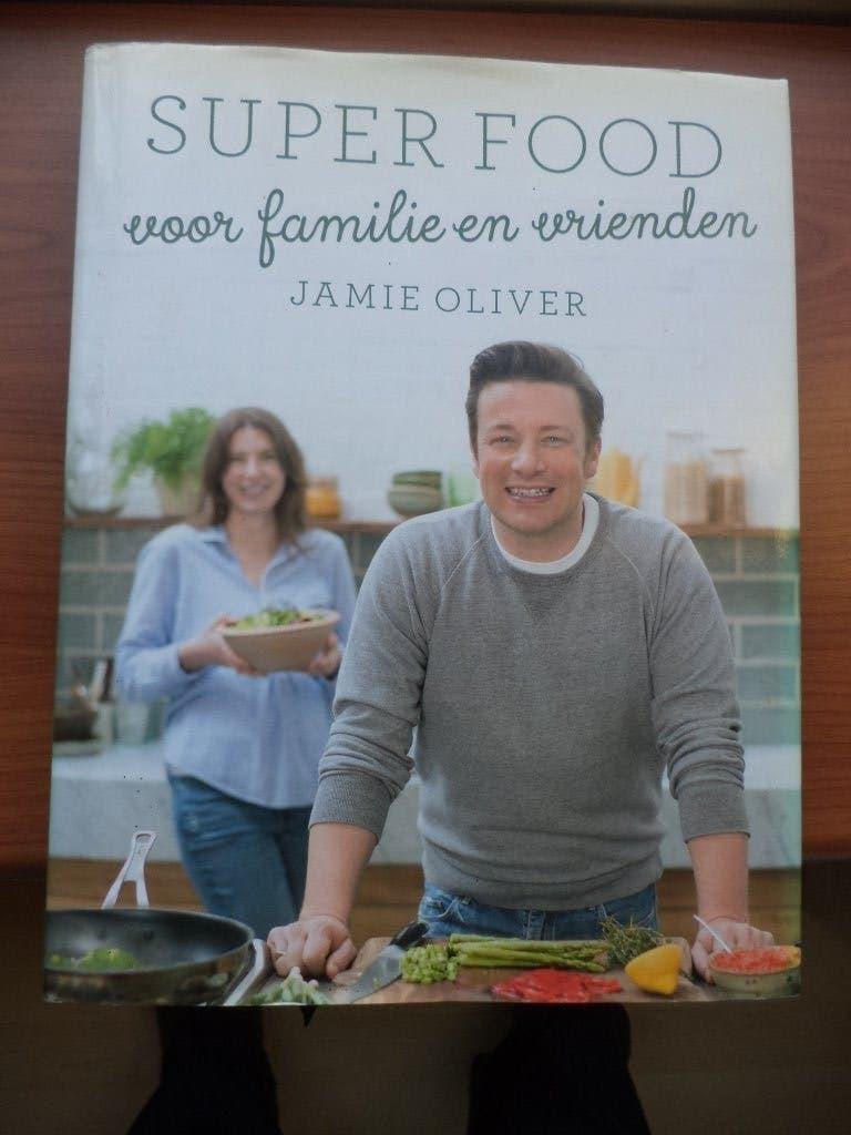 Jamie Oliver, SUPERFOOD voor familie en vrienden, Ophalen of Verzenden, Zo goed als nieuw, Overige gebieden