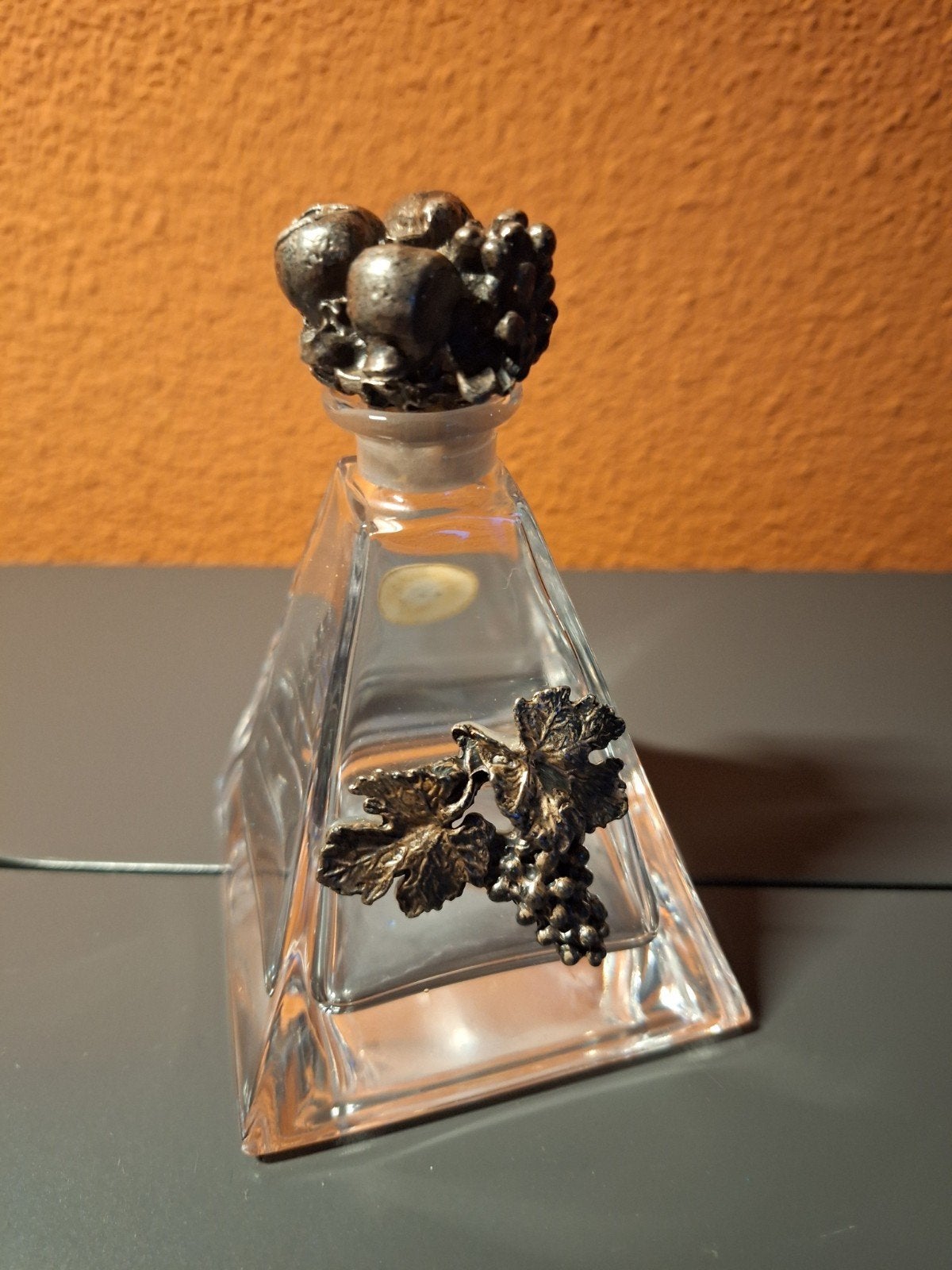 Vaga International Parfumflesje met Tinnen Druivenmotief, Ophalen of Verzenden