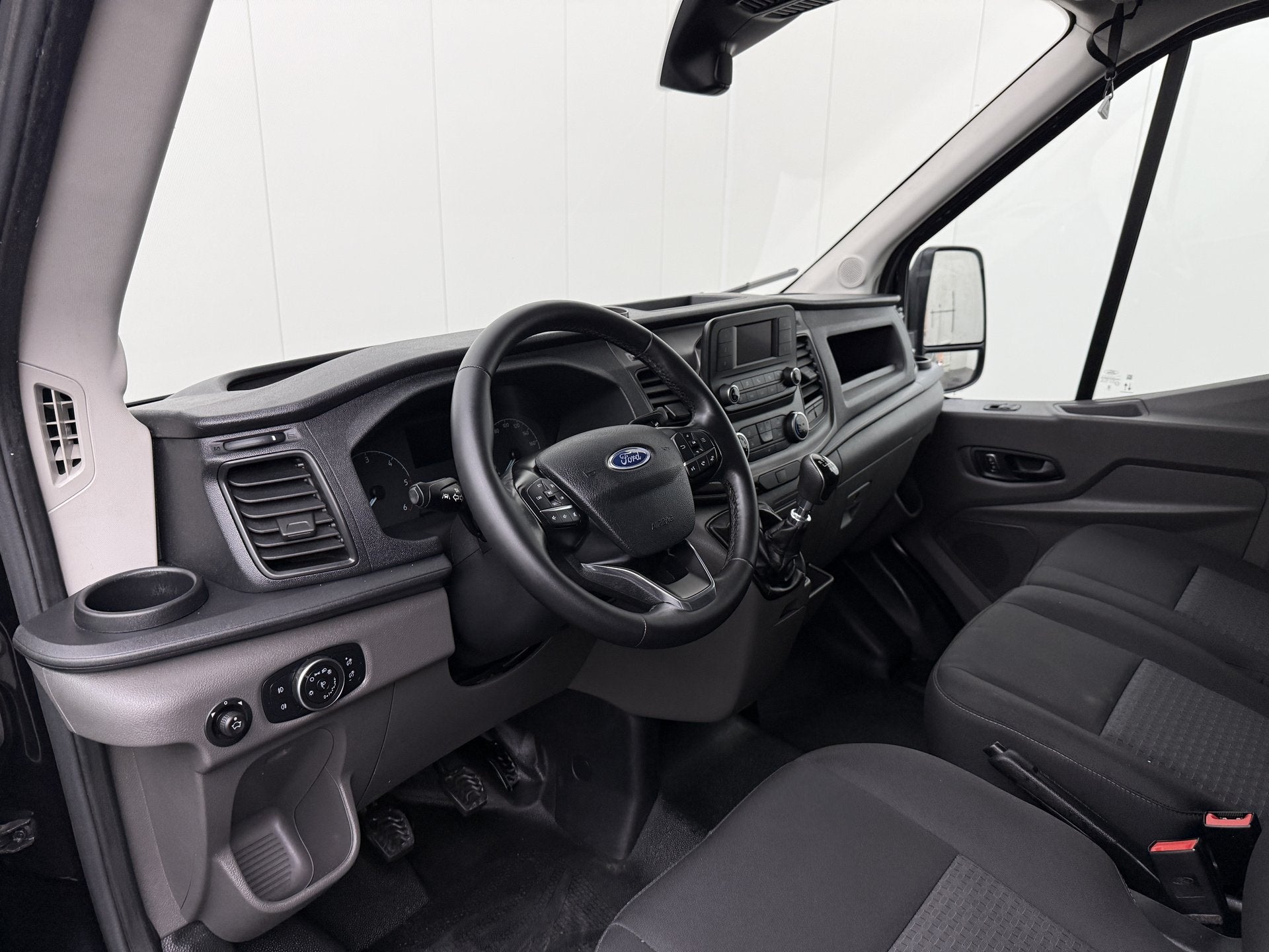 Foto 3 van Ford Transit 2.0TDCi 130PK L3H2 | Airco | Cruise | 3-Zits |
