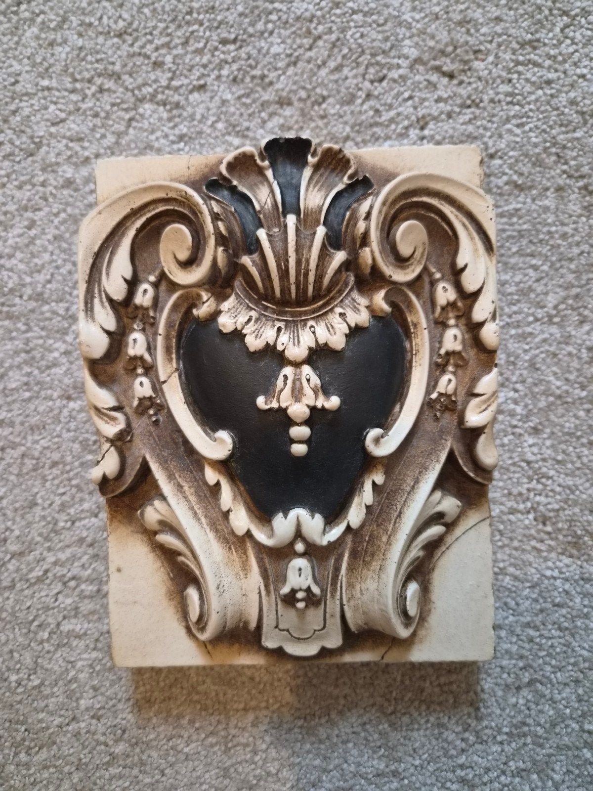 Sid Dickens Memory Block T-63 "Fleur de Lis" wandtegel, Antiek en Kunst, Minder dan 20 cm, Gips, Ophalen of Verzenden, Handgemaakt