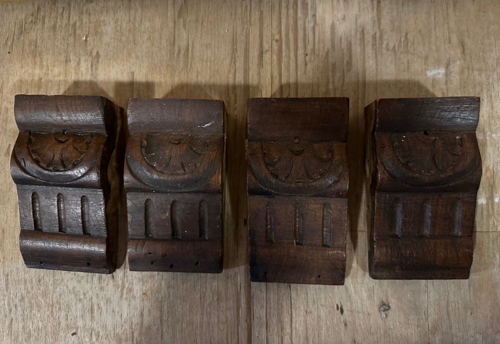 Houten ornamenten, Ophalen
