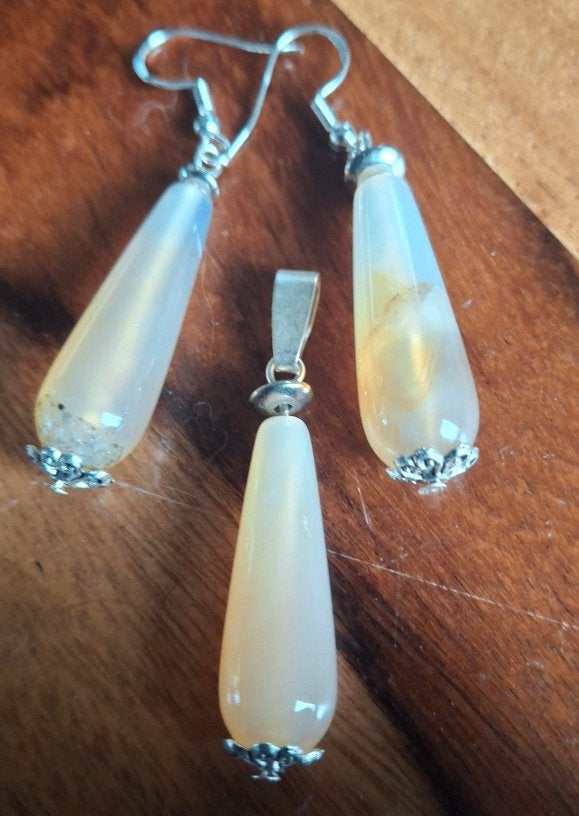 Witte/ zalmkleur agaat druppel oorbellen met hanger. 31x10mm, Overige materialen, Hangers, Nieuw, Ophalen of Verzenden