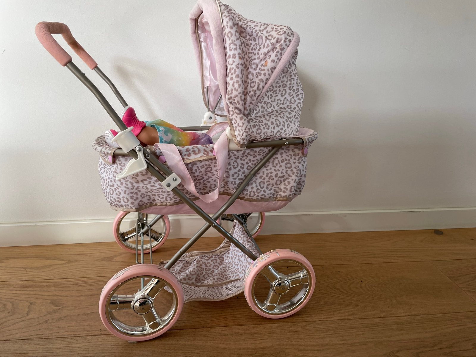 Poppenwagen met pop - Roze luipaardprint, Kinderen en Baby's, Ophalen, Gebruikt, Babypop