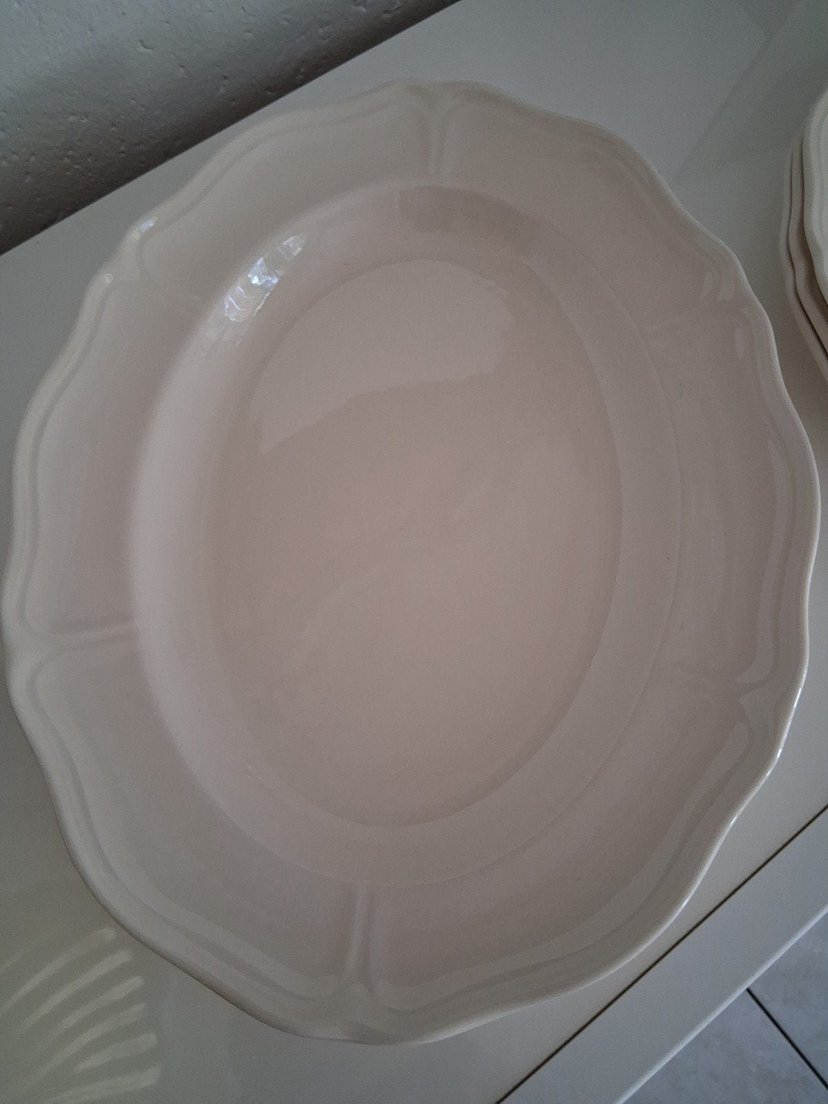 Wedgwood Queens Plain Super Grote SERVEERSCHAAL 43 CM LANG, Ophalen, Nieuw, Aardewerk, Schaal of Schalen