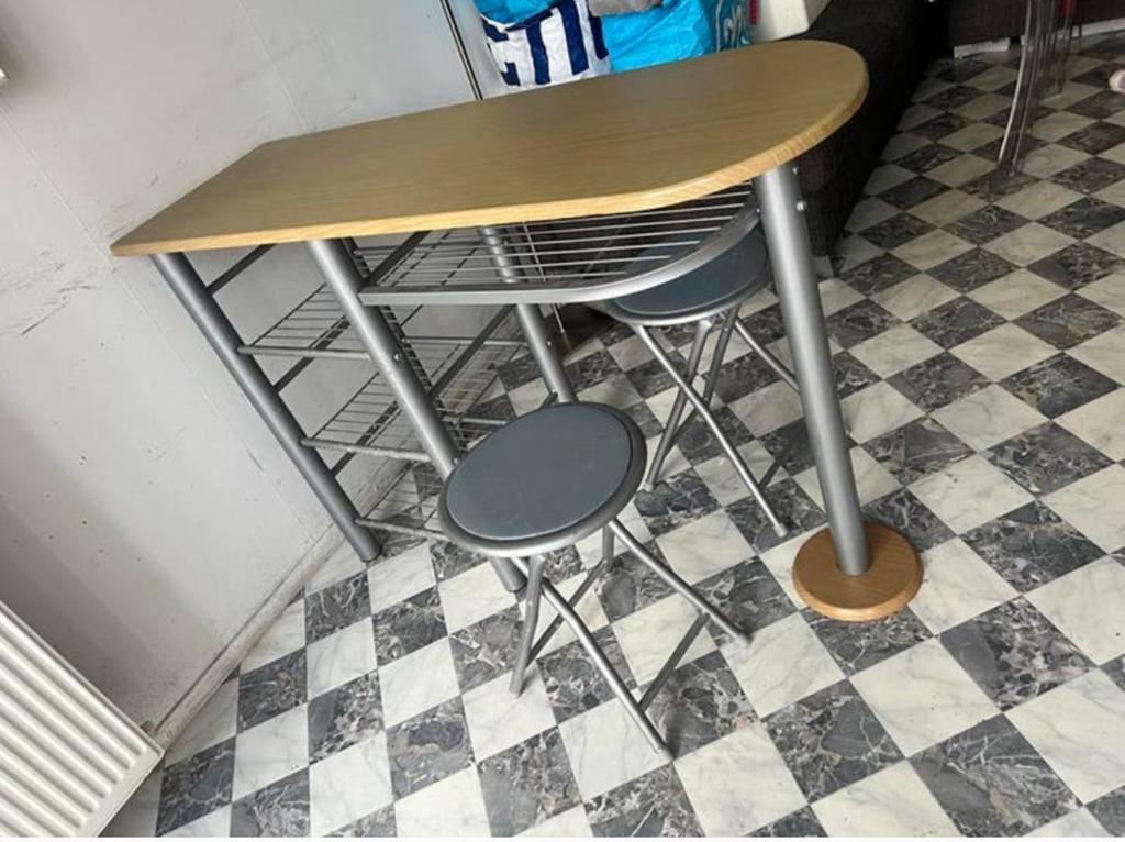 Bartafel met 2 krukken - Compact en praktisch, Gebruikt, Ophalen of Verzenden, 90 cm of meer, Hout